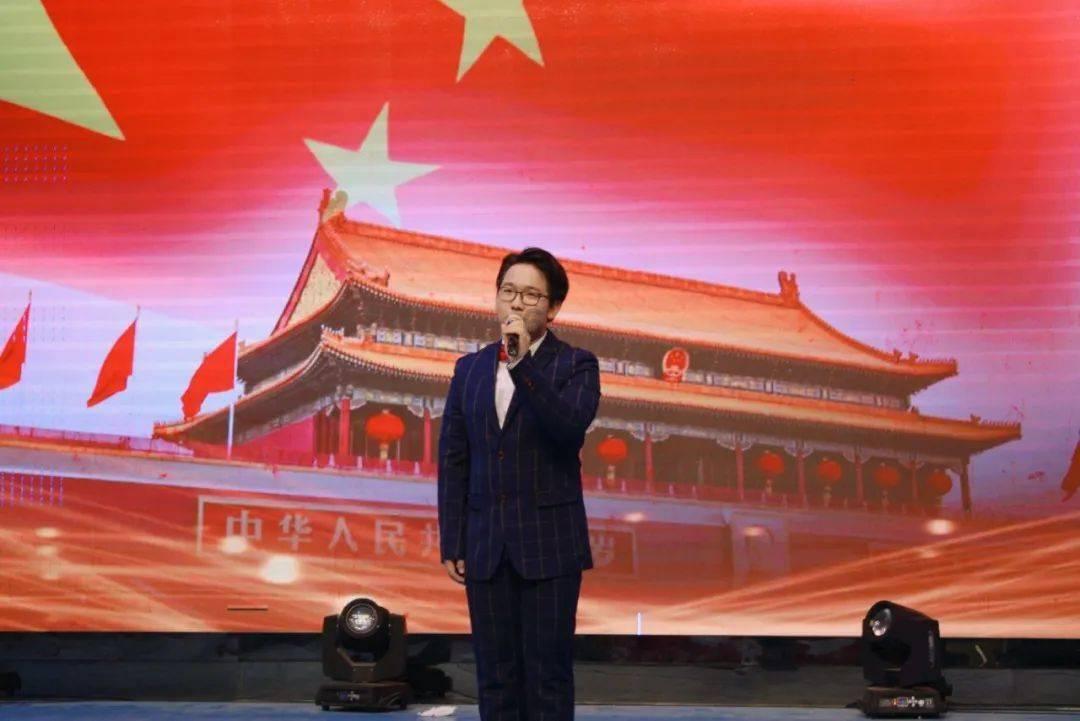 救援爱图画的男孩
